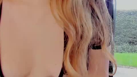 milky_0 online show from April 18, 7:07 pm