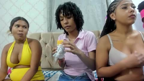 Snapshot of milkylove_19_ chatting on October 17, 1:03 pm milkylove_19_ online show from October 17, 1:03 pm