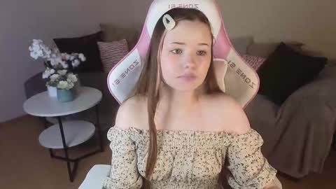 Snapshot of milkyshowproject chatting on November 8, 4:51 pm Ula online show from November 8, 4:51 pm