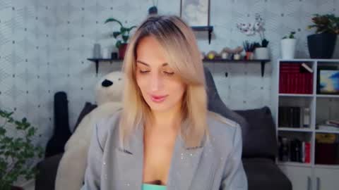 MillaXQueen online show from February 11, 3:50 pm