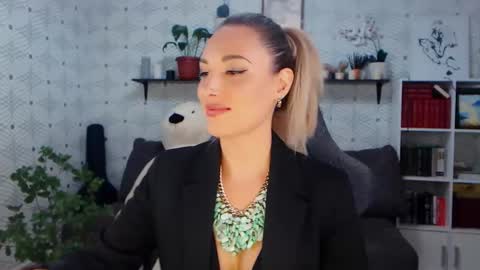 Snapshot of millaxqueen chatting on May 15, 3:19 pm MillaXQueen online show from May 15, 3:19 pm