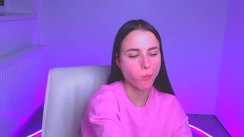 Snapshot of milly_liss chatting on December 16, 3:32 pm Milly online show from December 16, 3:32 pm