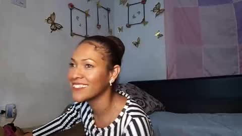 Snapshot of milu_curly chatting on October 18, 5:32 am Milu online show from October 18, 5:32 am