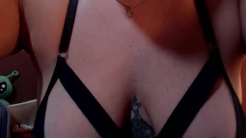 Milu Wallace  online show from March 1, 1:07 am