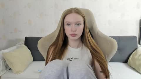 Snapshot of milymi_ chatting on October 20, 6:41 pm Milena and Jasper online show from October 20, 6:41 pm