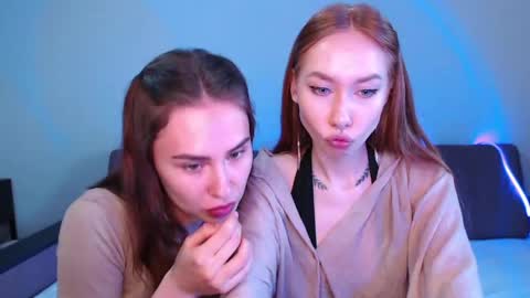 mimi_red online show from April 19, 2:27 pm