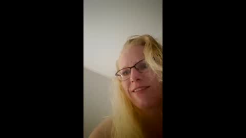 Snapshot of minglingmumma chatting on January 15, 10:09 am minglingmumma online show from January 15, 10:09 am