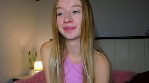 Snapshot of minidiva_ chatting on October 17, 8:55 pm Amelia online show from October 17, 8:55 pm