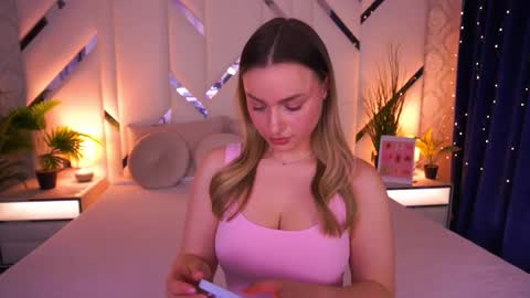 minifox_ online show from February 24, 8:23 am