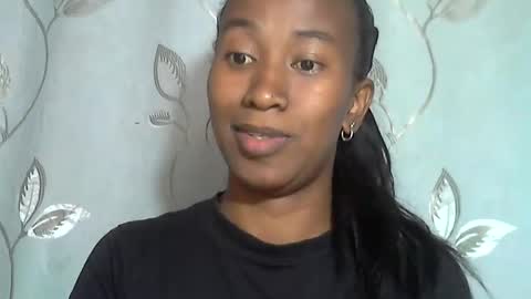 Snapshot of minouch211907 chatting on April 3, 6:55 am minouch211907 online show from April 3, 6:55 am