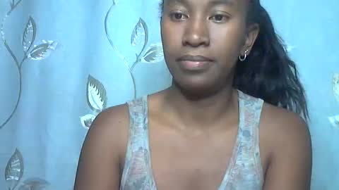 Snapshot of minouch211907 chatting on April 15, 8:21 am minouch211907 online show from April 15, 8:21 am