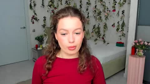 Snapshot of miraclecurly chatting on April 5, 10:01 am Emma online show from April 5, 10:01 am