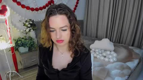 Snapshot of miraclecurly chatting on April 19, 3:06 am Emma online show from April 19, 3:06 am