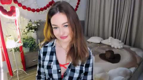 Snapshot of miraclecurly chatting on May 12, 7:33 pm Emma online show from May 12, 7:33 pm