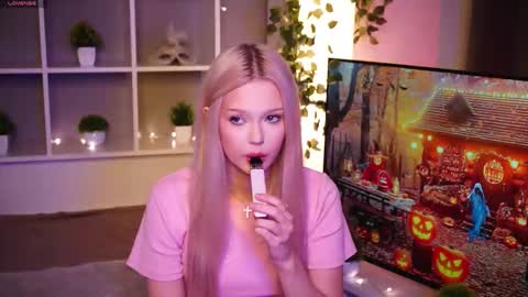 Elsa online show from October 31, 9:49 pm