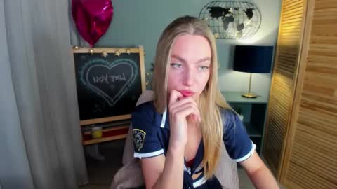 Snapshot of mishapallmer chatting on October 6, 1:36 am mishapallmer online show from October 6, 1:36 am