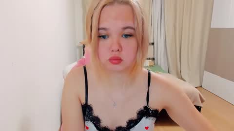 Snapshot of miss__selena chatting on December 25, 7:45 pm miss__selena online show from December 25, 7:45 pm