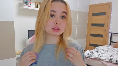 Snapshot of miss__selena chatting on February 6, 7:07 pm miss__selena online show from February 6, 7:07 pm