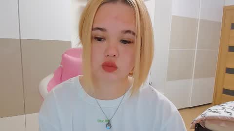 Snapshot of miss__selena chatting on February 9, 2:40 pm miss__selena online show from February 9, 2:40 pm