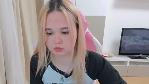 Snapshot of miss__selena chatting on February 18, 8:25 pm miss__selena online show from February 18, 8:25 pm