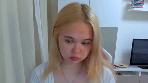 Snapshot of miss__selena chatting on March 6, 4:38 pm miss__selena online show from March 6, 4:38 pm