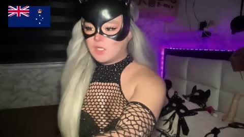 Snapshot of miss_antonette_xxx chatting on May 19, 10:27 pm Call me Miss Antonette online show from May 19, 10:27 pm
