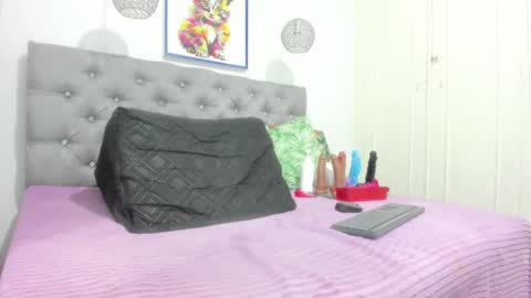 miss_big_ass21 online show from February 26, 11:48 pm