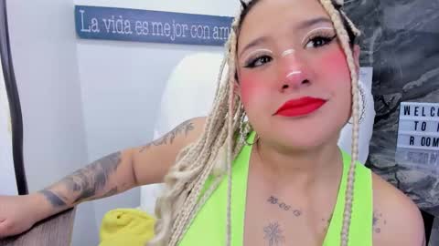 Snapshot of miss_danika chatting on December 18, 11:05 am Danika online show from December 18, 11:05 am