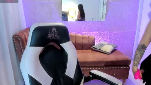 Snapshot of miss_isabella_m chatting on June 17, 1:01 pm Isabella online show from June 17, 1:01 pm