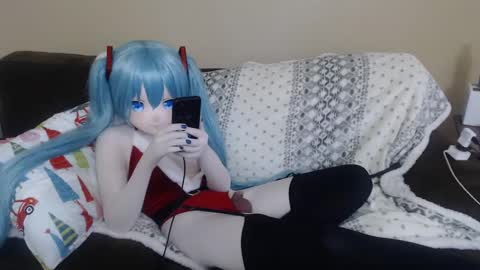 Snapshot of miss_kigu_miku chatting on December 14, 5:40 am Miku online show from December 14, 5:40 am