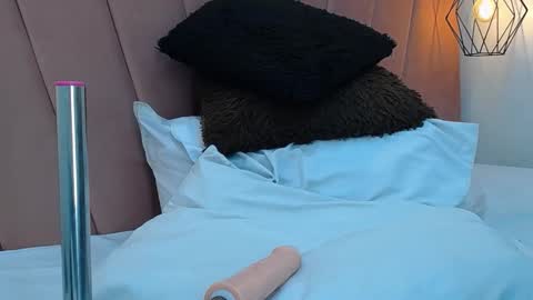 mia online show from December 19, 11:17 am