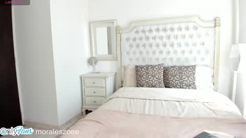 Zoee     online show from December 5, 4:01 pm