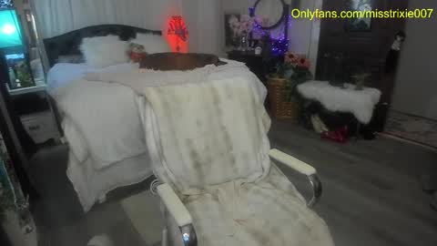 Snapshot of miss_trixie chatting on October 31, 8:43 pm Trixie007 online show from October 31, 8:43 pm