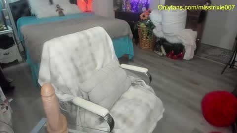 Snapshot of miss_trixie chatting on November 13, 7:46 pm Trixie007 online show from November 13, 7:46 pm