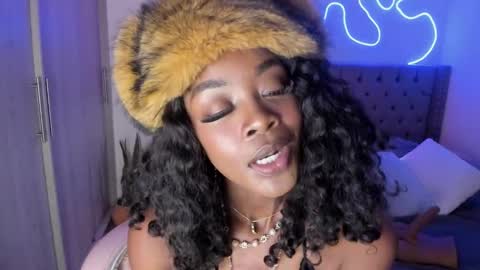 Snapshot of miss_west chatting on January 15, 7:15 am Tay Tay Independent Model   online show from January 15, 7:15 am