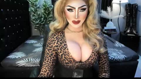 Snapshot of misschannel4sub chatting on October 15, 6:08 pm PRIESTESS CHANNEL online show from October 15, 6:08 pm