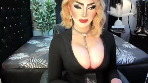 Snapshot of misschannel4sub chatting on October 20, 9:37 pm PRIESTESS CHANNEL online show from October 20, 9:37 pm