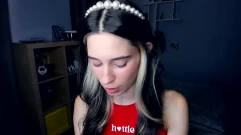 Snapshot of misschaotic_ chatting on September 15, 7:41 am Shelley online show from September 15, 7:41 am