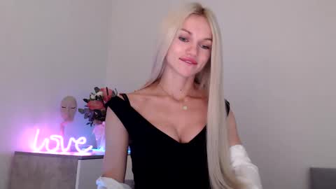 Snapshot of missemma1111 chatting on December 3, 9:12 pm EMMA online show from December 3, 9:12 pm