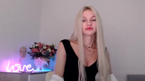 Snapshot of missemma1111 chatting on December 4, 5:38 am EMMA online show from December 4, 5:38 am