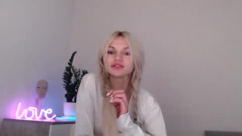 Snapshot of missemma1111 chatting on December 9, 12:45 am EMMA online show from December 9, 12:45 am