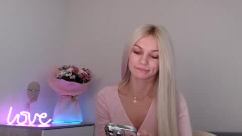 Snapshot of missemma1111 chatting on December 23, 2:07 pm EMMA online show from December 23, 2:07 pm