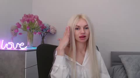 Snapshot of missemma1111 chatting on January 29, 1:16 am EMMA online show from January 29, 1:16 am