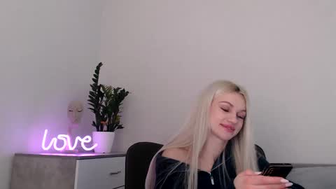 Snapshot of missemma1111 chatting on February 21, 9:22 pm EMMA online show from February 21, 9:22 pm