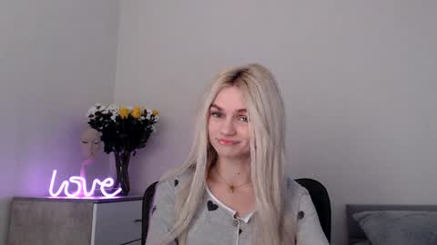 Snapshot of missemma1111 chatting on February 24, 8:47 pm EMMA online show from February 24, 8:47 pm