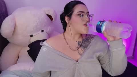 missevans_ online show from June 30, 9:38 pm