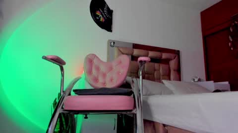 Snapshot of misslucye_robbie chatting on December 15, 2:30 am Lucye Robbie online show from December 15, 2:30 am