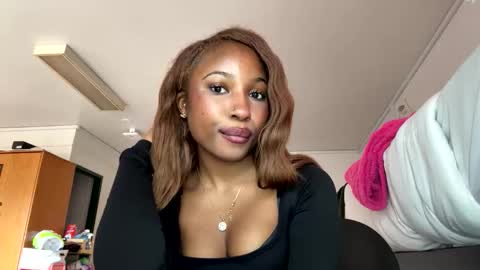 Snapshot of missmarimac chatting on February 23, 4:37 pm missmarimac online show from February 23, 4:37 pm