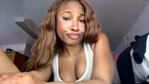 Snapshot of missmarimac chatting on February 24, 10:52 pm missmarimac online show from February 24, 10:52 pm