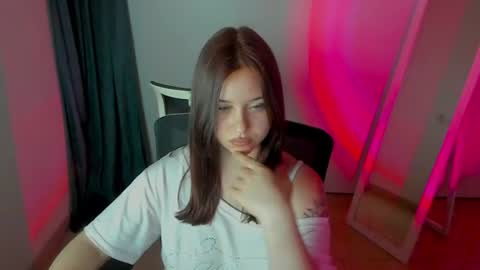 Mia online show from June 24, 3:00 pm